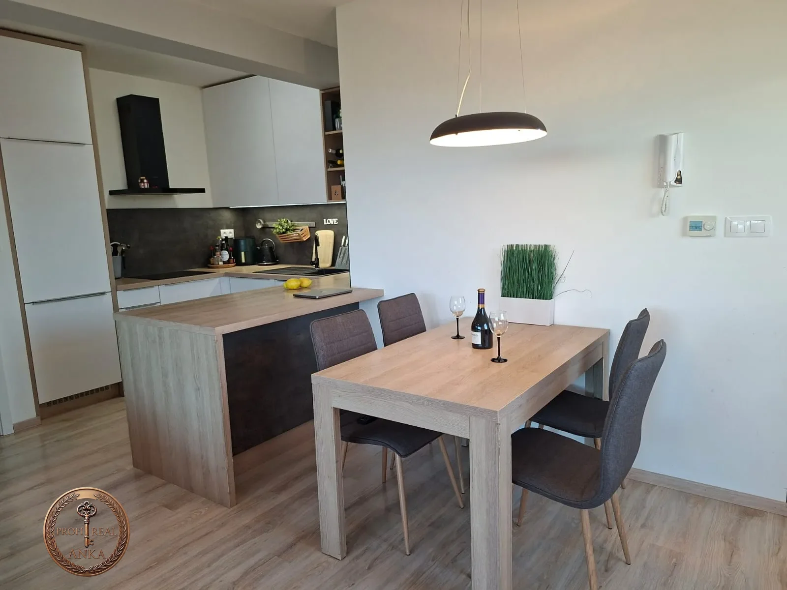 PREDAJ - priestranný  3-izbový byt s parkovacím státím- Dunajská Lužná